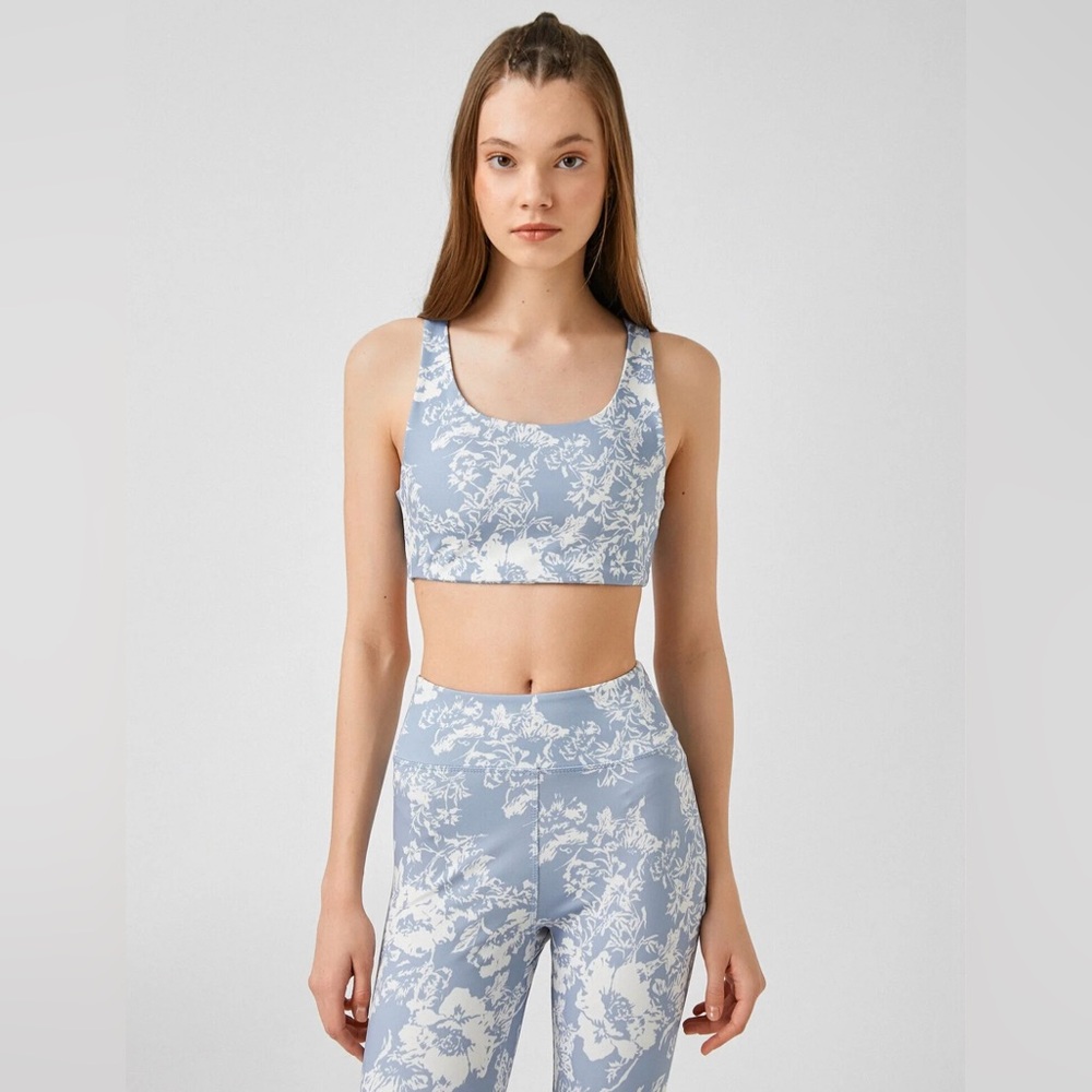 Reformation Ecomove Gwen Sports Bra Porcelain Floral Print Blue in Size Small